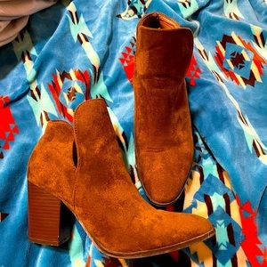 Womens boots size 7, worn once